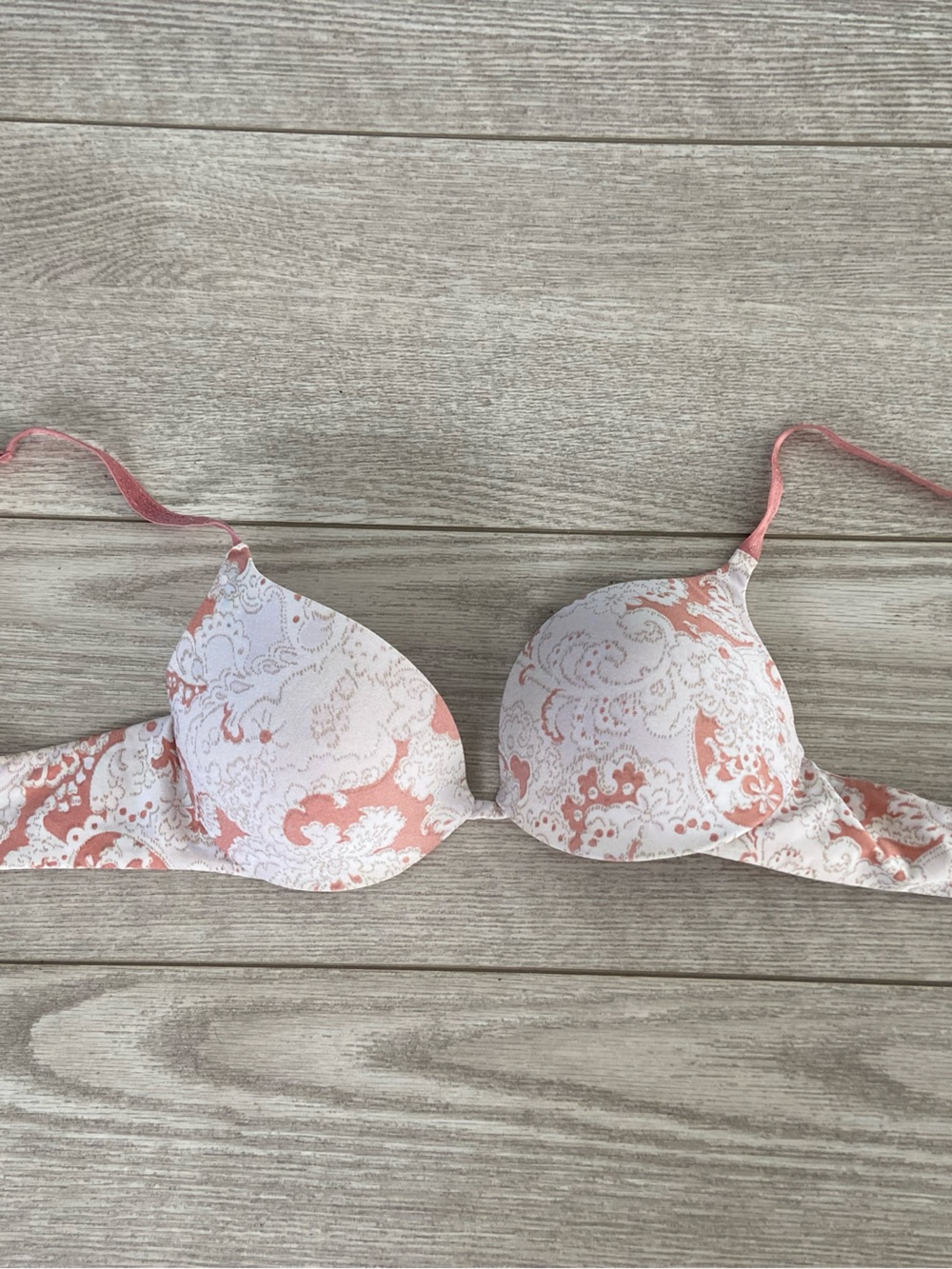 Victoria's Secret Peach and White Floral bra . Size: 34 B.